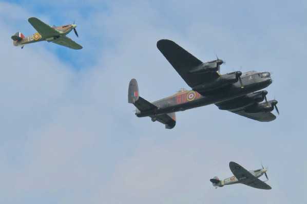 31 August 2012 - 17-30-28.jpg
The Battle of Britain Memorial Flight and their three main showpieces. Hurricane LF363 (Mk IIc), Spitfire AB910 (Mk Vb) and Lancaster PA474 City of Lincoln.
#BBMFDartmouth #HurricaneLancasterSpitfire